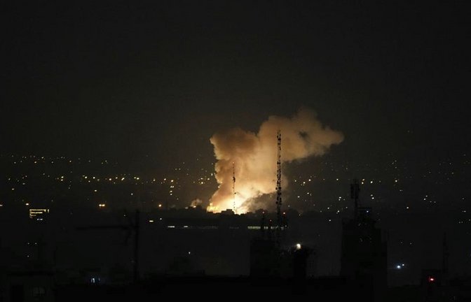 Iran, Teheran: Nach einer Explosion in Teheran steigt Rauch auf.<span class='image-autor'>Foto: Vahid Salemi/AP/dpa</span>