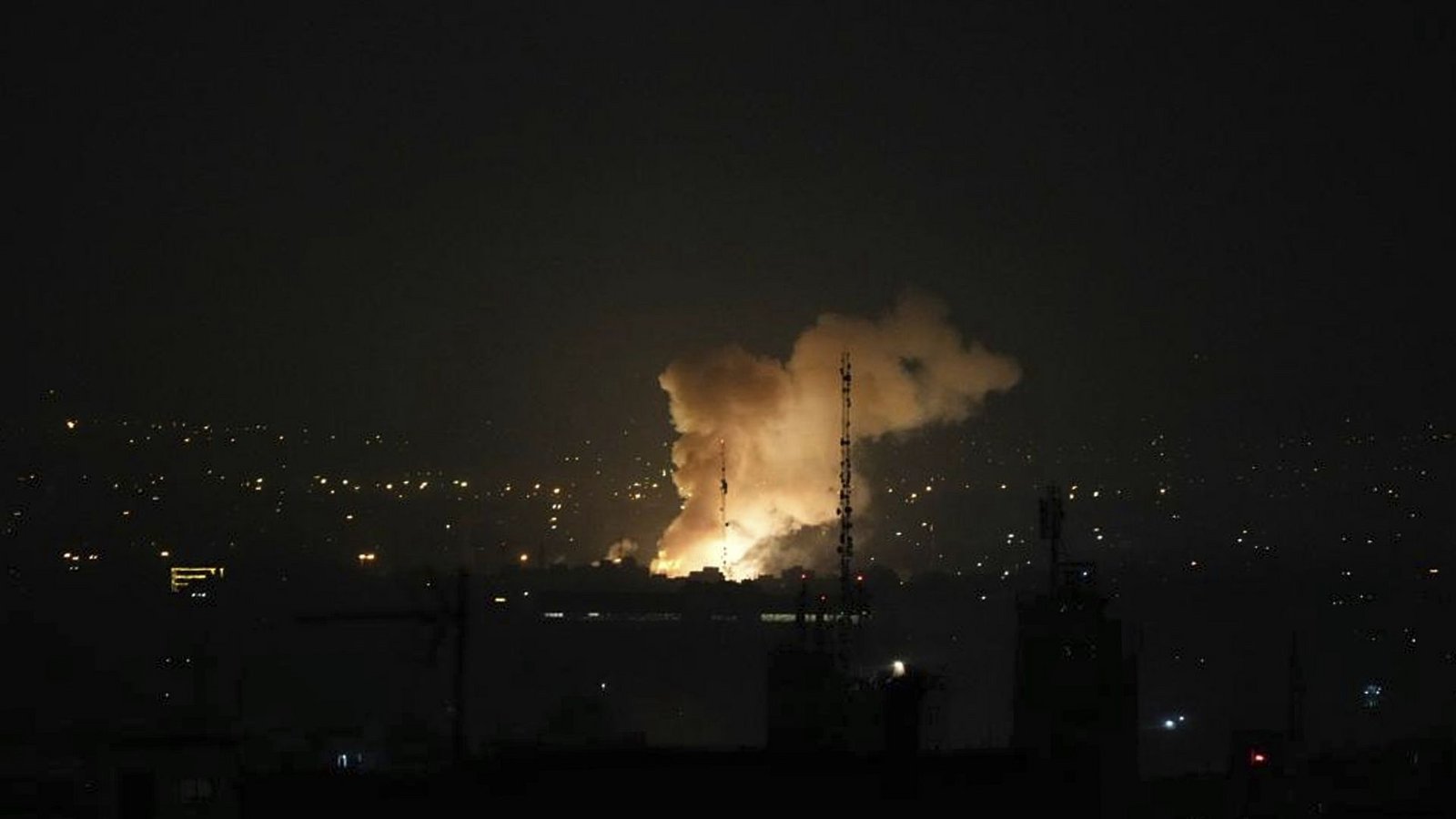 Iran, Teheran: Nach einer Explosion in Teheran steigt Rauch auf.Foto: Vahid Salemi/AP/dpa Iran, Teheran: Nach einer Explosion in Teheran steigt Rauch auf.Foto: Vahid Salemi/AP/dpa