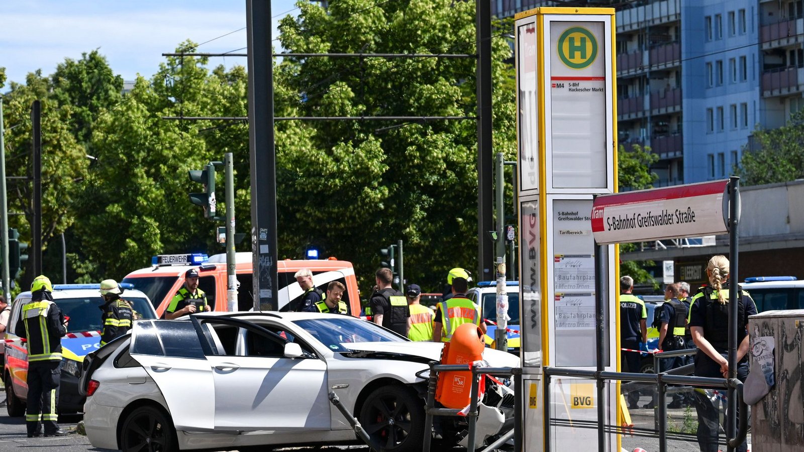 Ein schwerer Unfall an einer Straßenbahnhaltestelle hat einen großen Einsatz von Polizei und Feuerwehr ausgelöst.Foto: Jens Kalaene/dpa