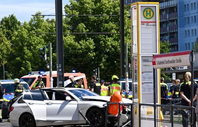 Ein schwerer Unfall an einer Straßenbahnhaltestelle hat einen großen Einsatz von Polizei und Feuerwehr ausgelöst.<span class='image-autor'>Foto: Jens Kalaene/dpa</span>
