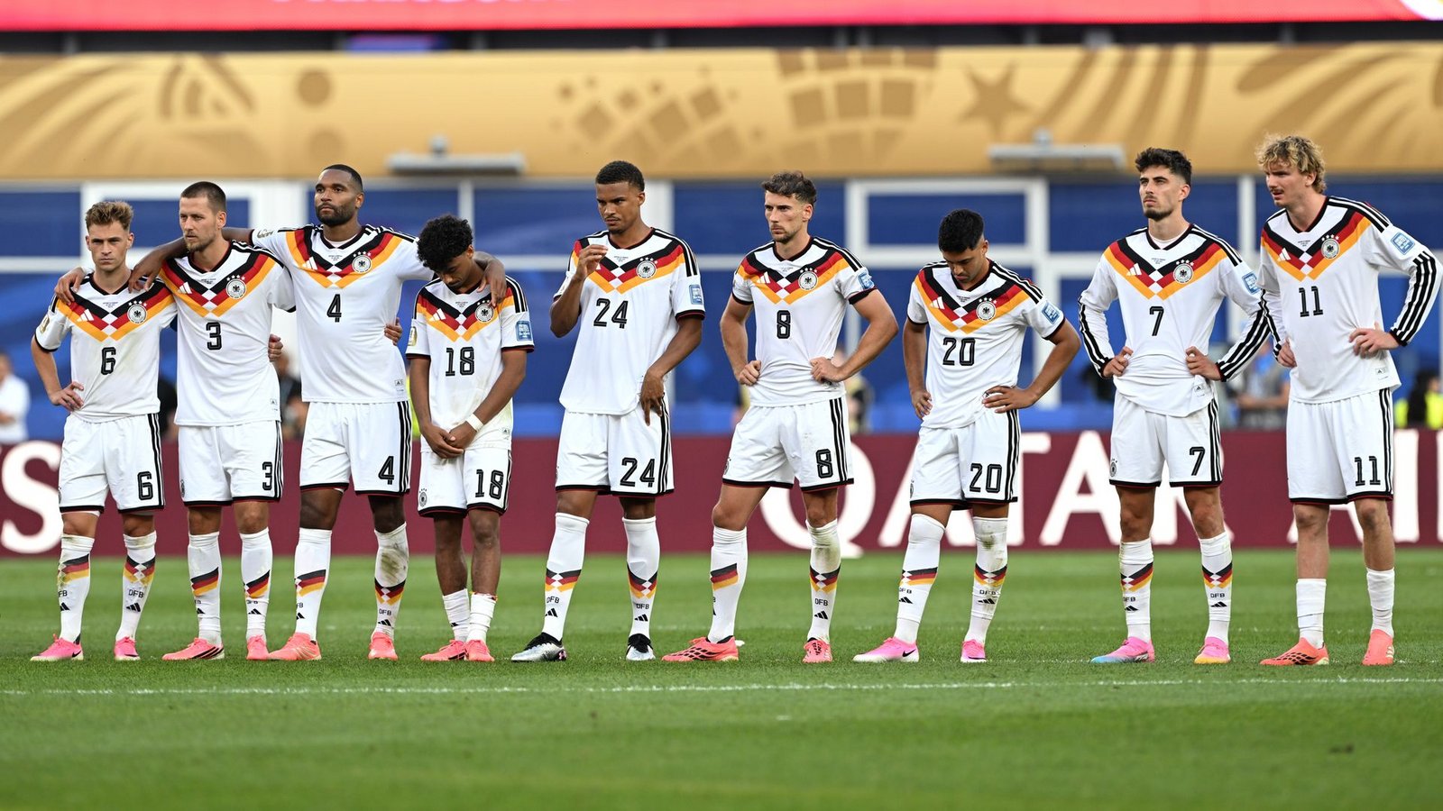 So sehen Verlierer aus: Deutschland scheitert an Paraguay.Foto: Federico Gambarini/dpa