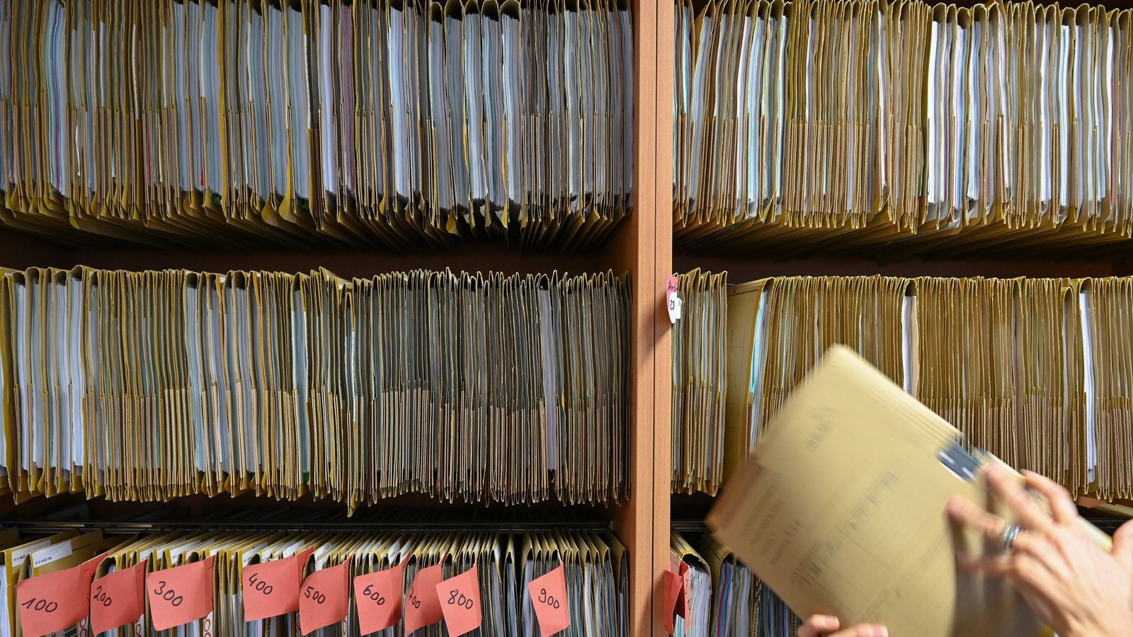 Bürokratieabbau soll zu kleineren Aktenbergen führen.Foto: Arne Dedert/dpa Bürokratieabbau soll zu kleineren Aktenbergen führen.Foto: Arne Dedert/dpa