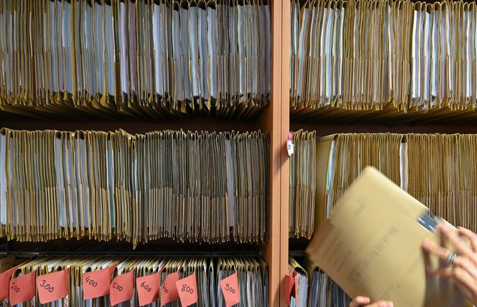Bürokratieabbau soll zu kleineren Aktenbergen führen.<span class='image-autor'>Foto: Arne Dedert/dpa</span>
