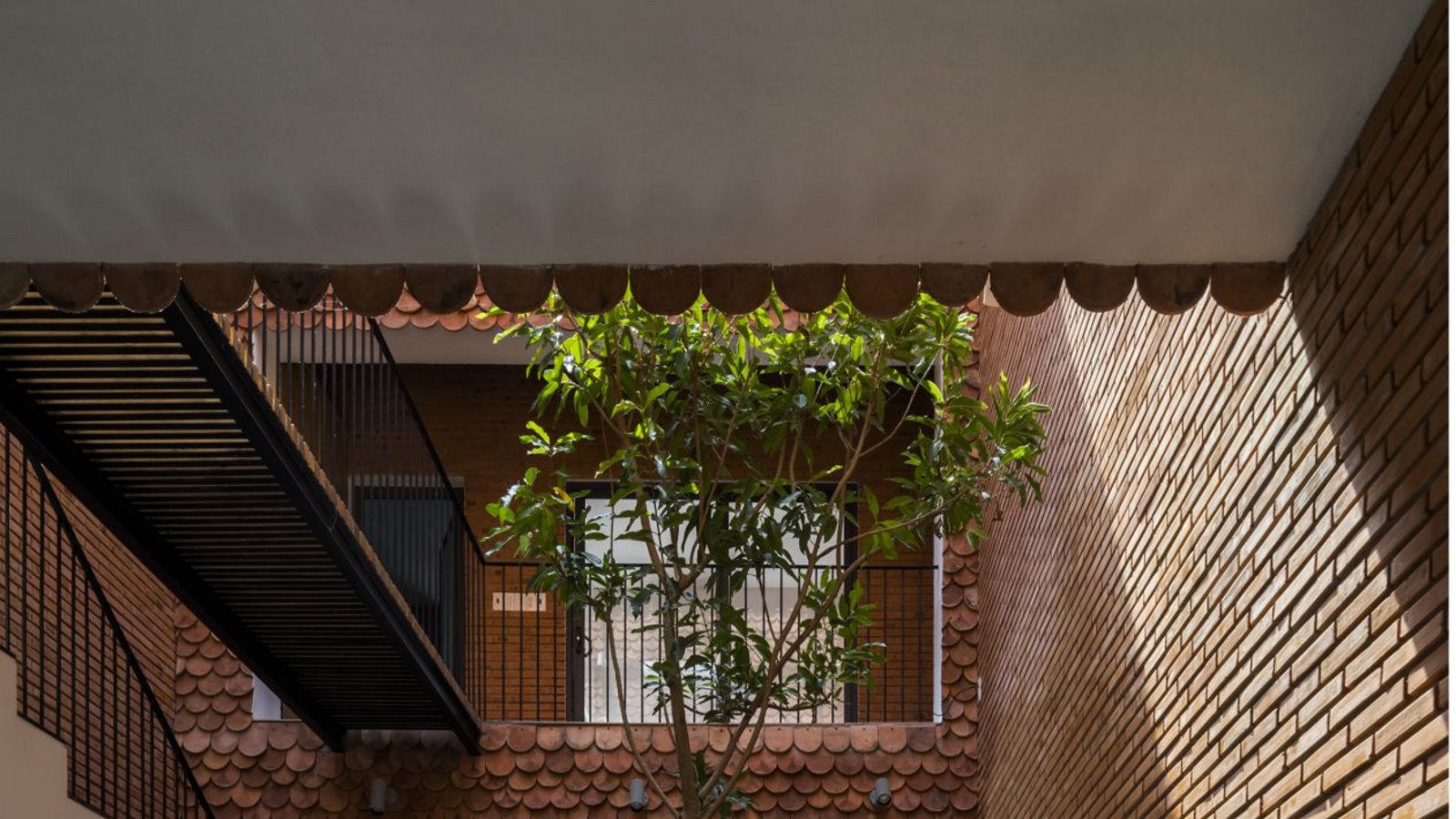 . . . und mit einem offenem Innenraum, den CTA Creative Architects mit dem „2Hien“ geschaffen haben.Foto: Hiroyuki Oki/Brick by Brick gestalten 2022 . . . und mit einem offenem Innenraum, den CTA Creative Architects mit dem „2Hien“ geschaffen haben.Foto: Hiroyuki Oki/Brick by Brick gestalten 2022