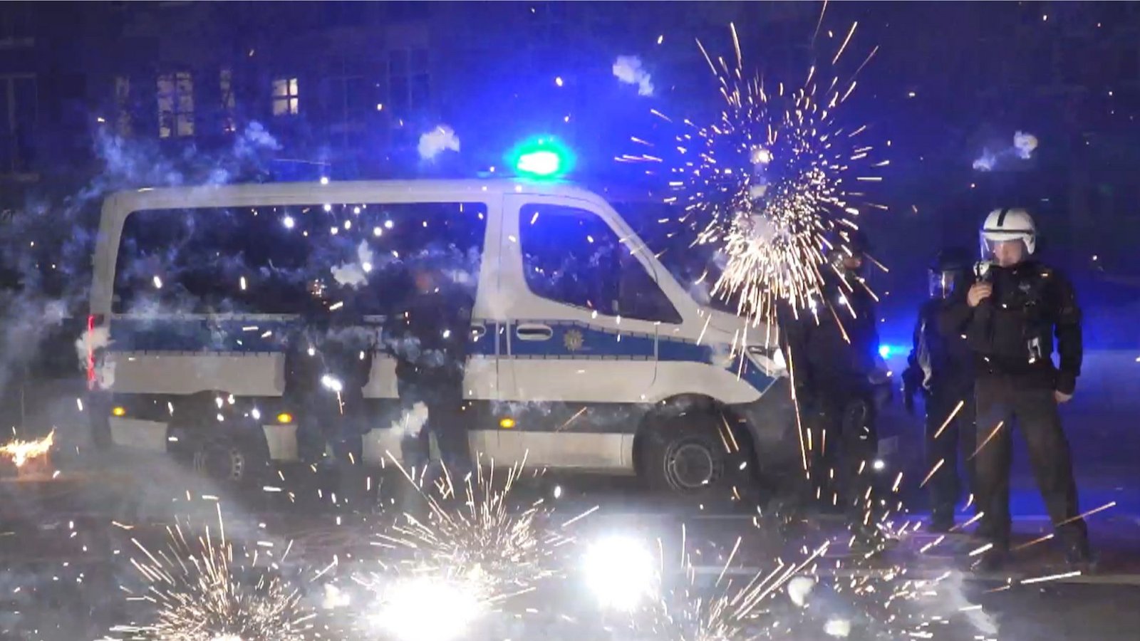 Nach den Silvester-Ausschreitungen nicht nur in Berlin wird über die Folgen diskutiert.Foto: dpa/Julius-Christian Schreiner