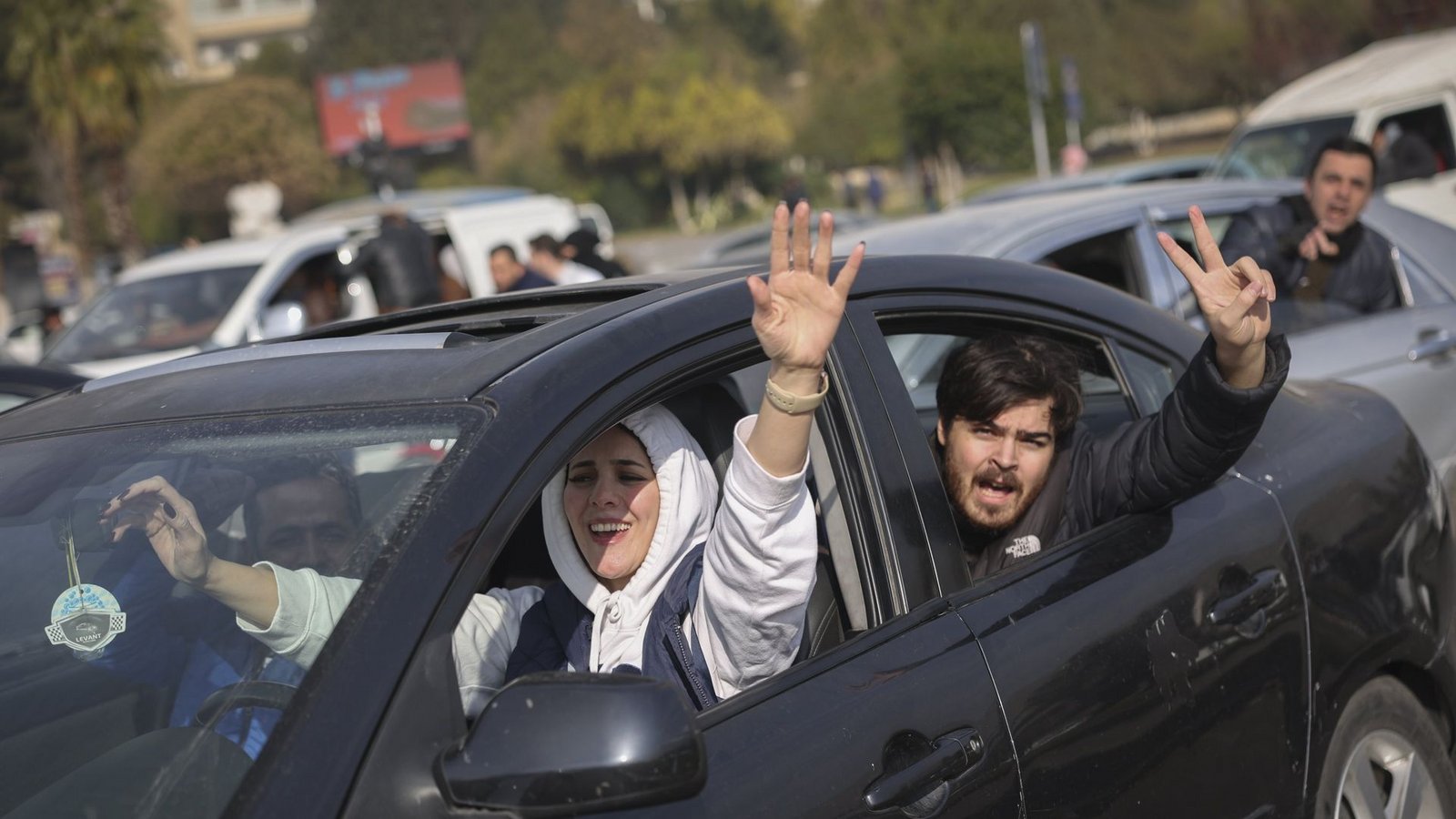 Bürgerinnen und Bürger feiern in der Hauptstadt Damaskus.Foto: dpa/Ghaith Alsayed Bürgerinnen und Bürger feiern in der Hauptstadt Damaskus.Foto: dpa/Ghaith Alsayed