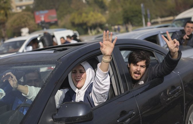 Bürgerinnen und Bürger feiern in der Hauptstadt Damaskus.<span class='image-autor'>Foto: dpa/Ghaith Alsayed</span>
