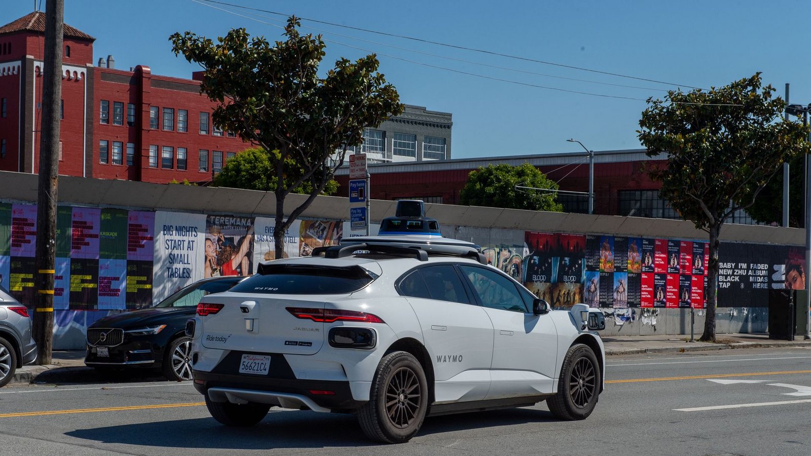 Zunächst waren fahrerlose Waymo-Robotaxis vor allem in sonnigen Gegenden wie San Francisco unterwegs. (Archivbild)Foto: Andrej Sokolow/dpa