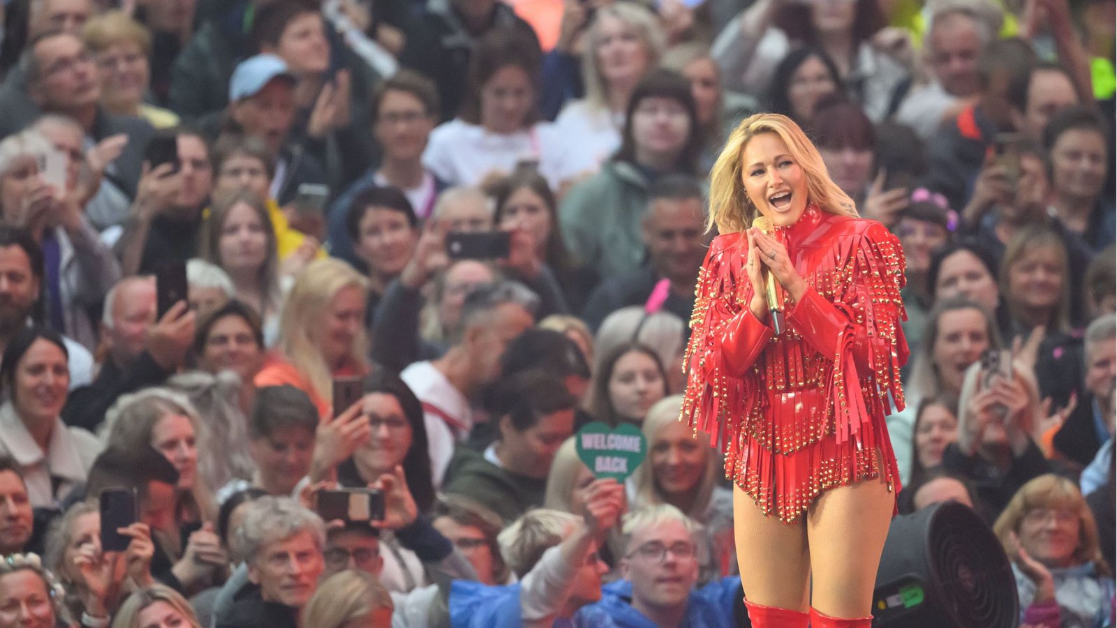 Helene Fischer beim Auftakt ihrer „360° Stadion Tour 2026“ in Dresden.Foto: Robert Michael/dpa