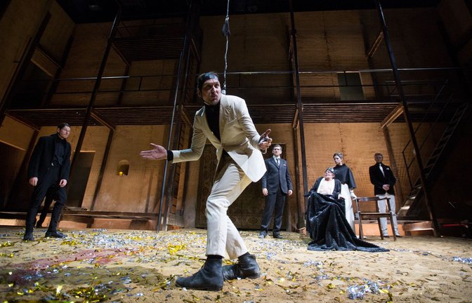 Bei einer Aufführung von "Richard III." an der Schaubühne Berlin rutscht dem Schauspieler Lars Eidinger ein Degen aus der Hand und verletzt eine Zuschauerin leicht. (Archivbild)<span class='image-autor'>Foto: picture alliance / dpa</span>
