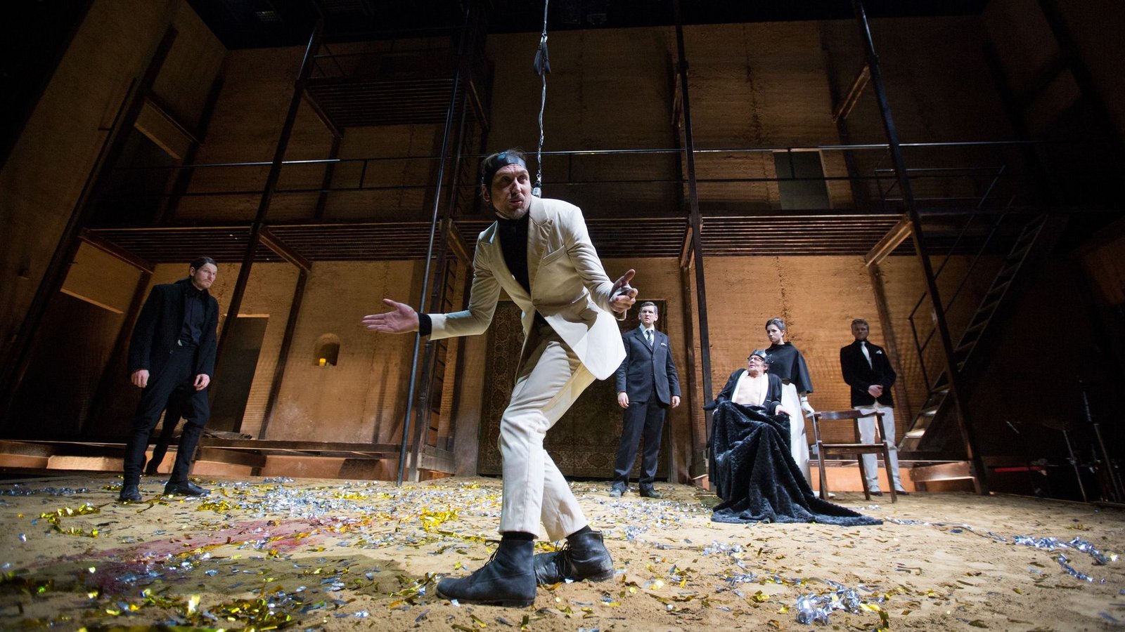 Bei einer Aufführung von "Richard III." an der Schaubühne Berlin rutscht dem Schauspieler Lars Eidinger ein Degen aus der Hand und verletzt eine Zuschauerin leicht. (Archivbild)Foto: picture alliance / dpa