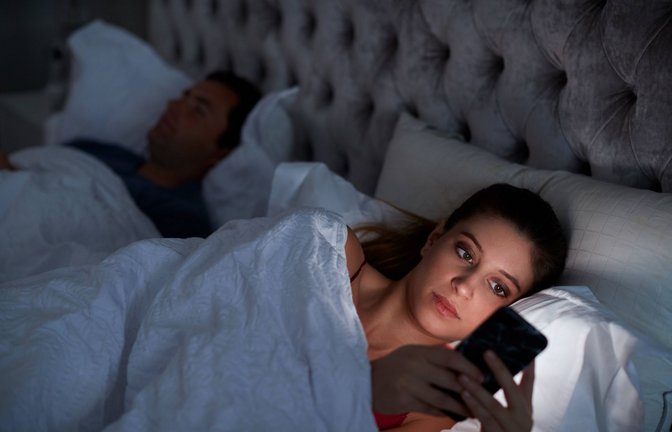 Fernbedienung, Smartphones und Tablets sollte man vor dem Einschlafen aus der Hand legen. Studien legen nahe, dass die innere Uhr des Menschen besonders empfindlich auf das bläuliche Kunstlicht reagiert.<span class='image-autor'>Foto: imago//Monkey Business 2</span>