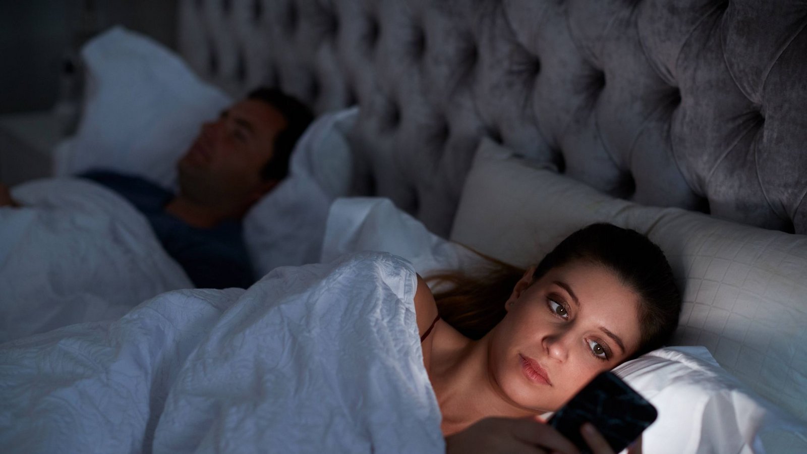 Fernbedienung, Smartphones und Tablets sollte man vor dem Einschlafen aus der Hand legen. Studien legen nahe, dass die innere Uhr des Menschen besonders empfindlich auf das bläuliche Kunstlicht reagiert.Foto: imago//Monkey Business 2 Fernbedienung, Smartphones und Tablets sollte man vor dem Einschlafen aus der Hand legen. Studien legen nahe, dass die innere Uhr des Menschen besonders empfindlich auf das bläuliche Kunstlicht reagiert.Foto: imago//Monkey Business 2