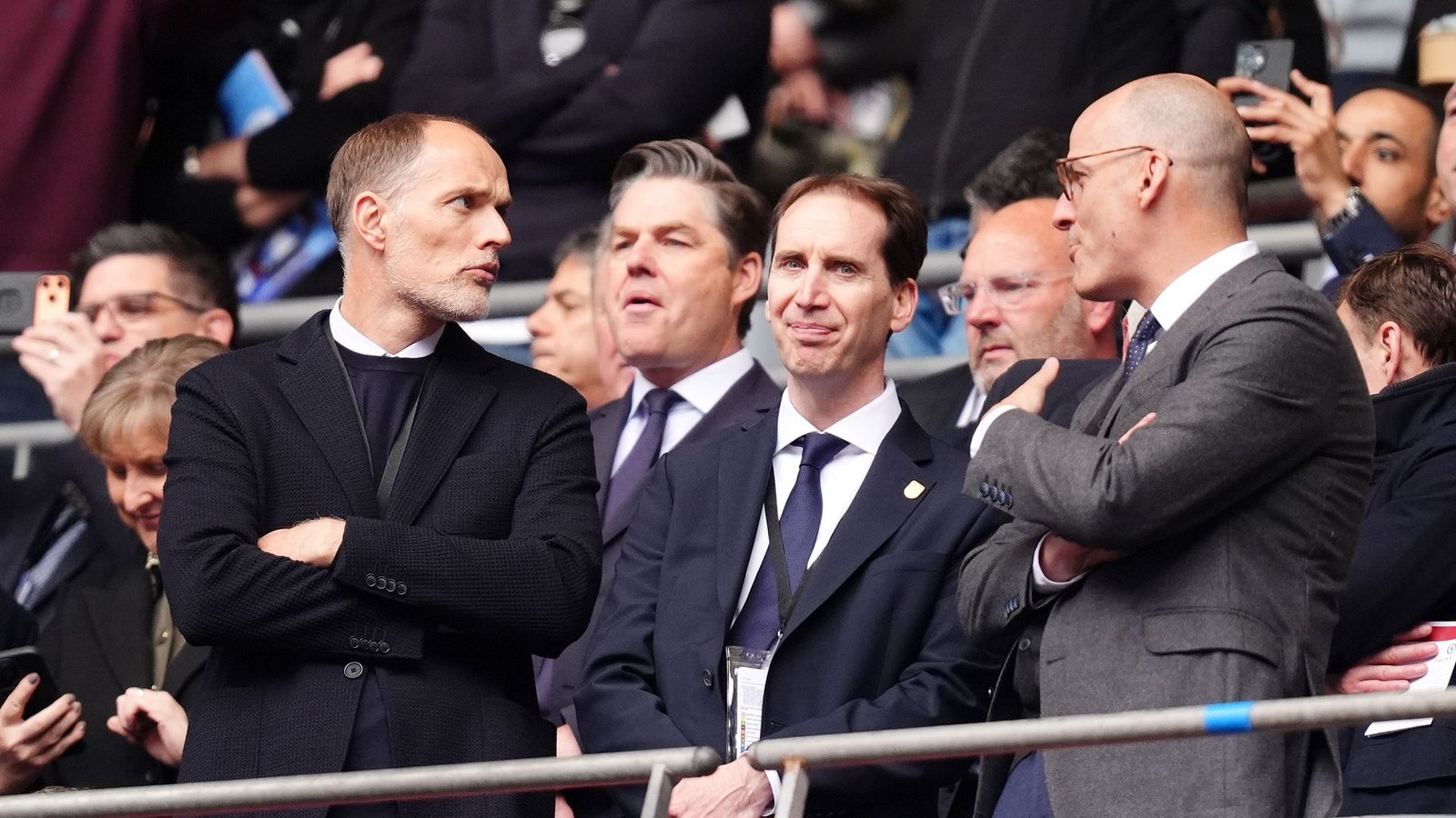 Englands Nationaltrainer Thomas Tuchel (l) und FA-Chef Mark Bullingham (M) stehen auf der Tribüne.Foto: John Walton/PA Wire/dpa
