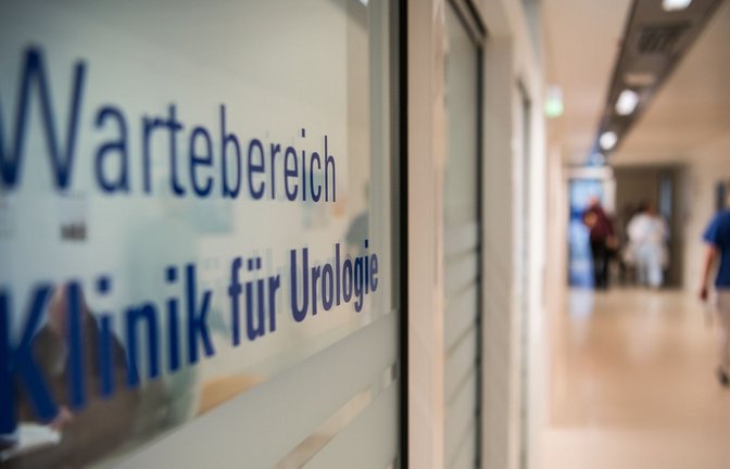 Wartebereich der Urologie in der Uniklinik Frankfurt am Main.<span class='image-autor'>Foto: Andreas Arnold/dpa</span>