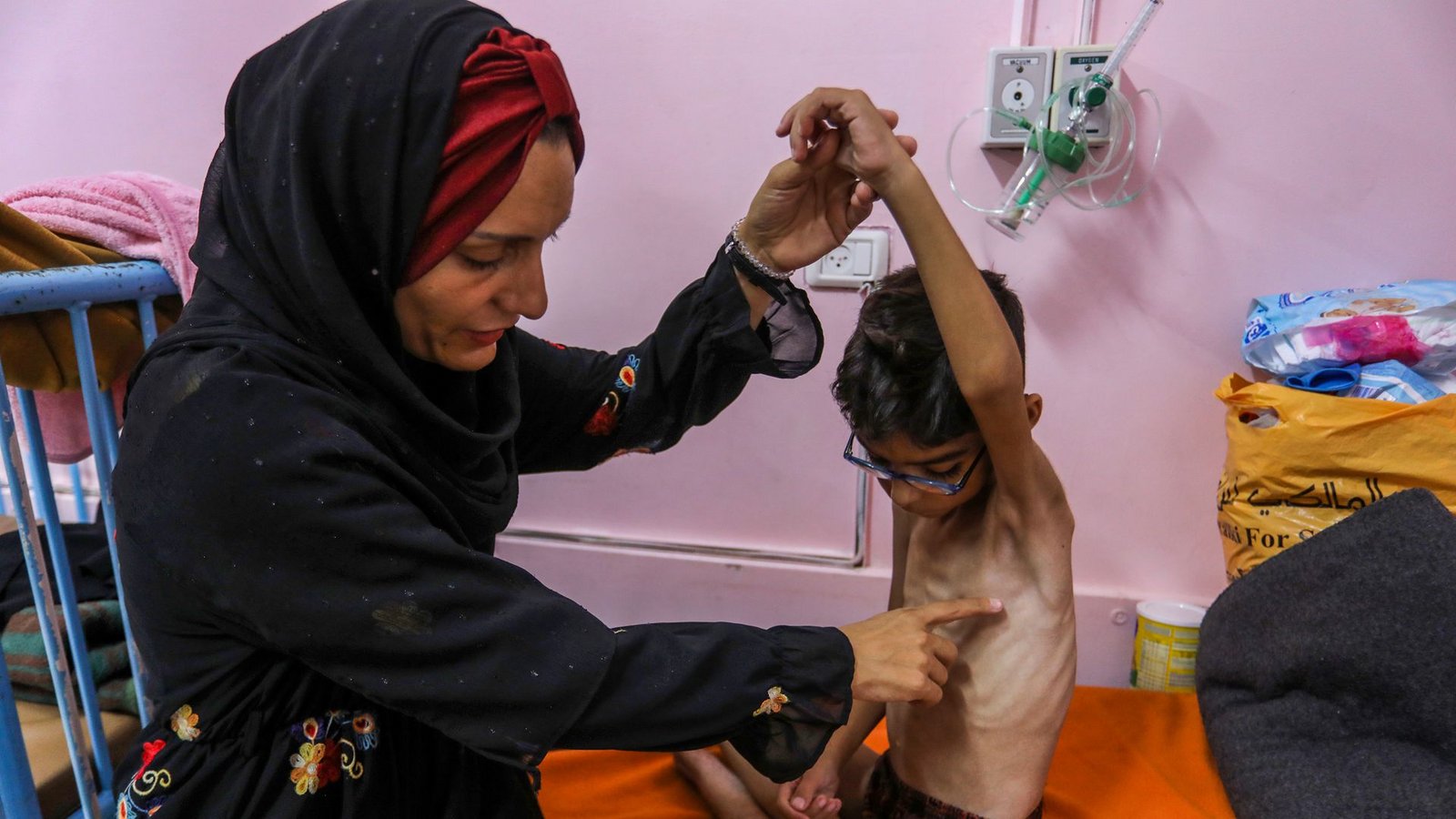 Ein palästinensisches Kind, das an schwerer Unterernährung leidet, wird von seiner Mutter im Nasser Medical Hospital gehalten (Archivfoto).Foto: Abed Rahim Khatib/dpa/Abed Rahim Khatib Ein palästinensisches Kind, das an schwerer Unterernährung leidet, wird von seiner Mutter im Nasser Medical Hospital gehalten (Archivfoto).Foto: Abed Rahim Khatib/dpa/Abed Rahim Khatib