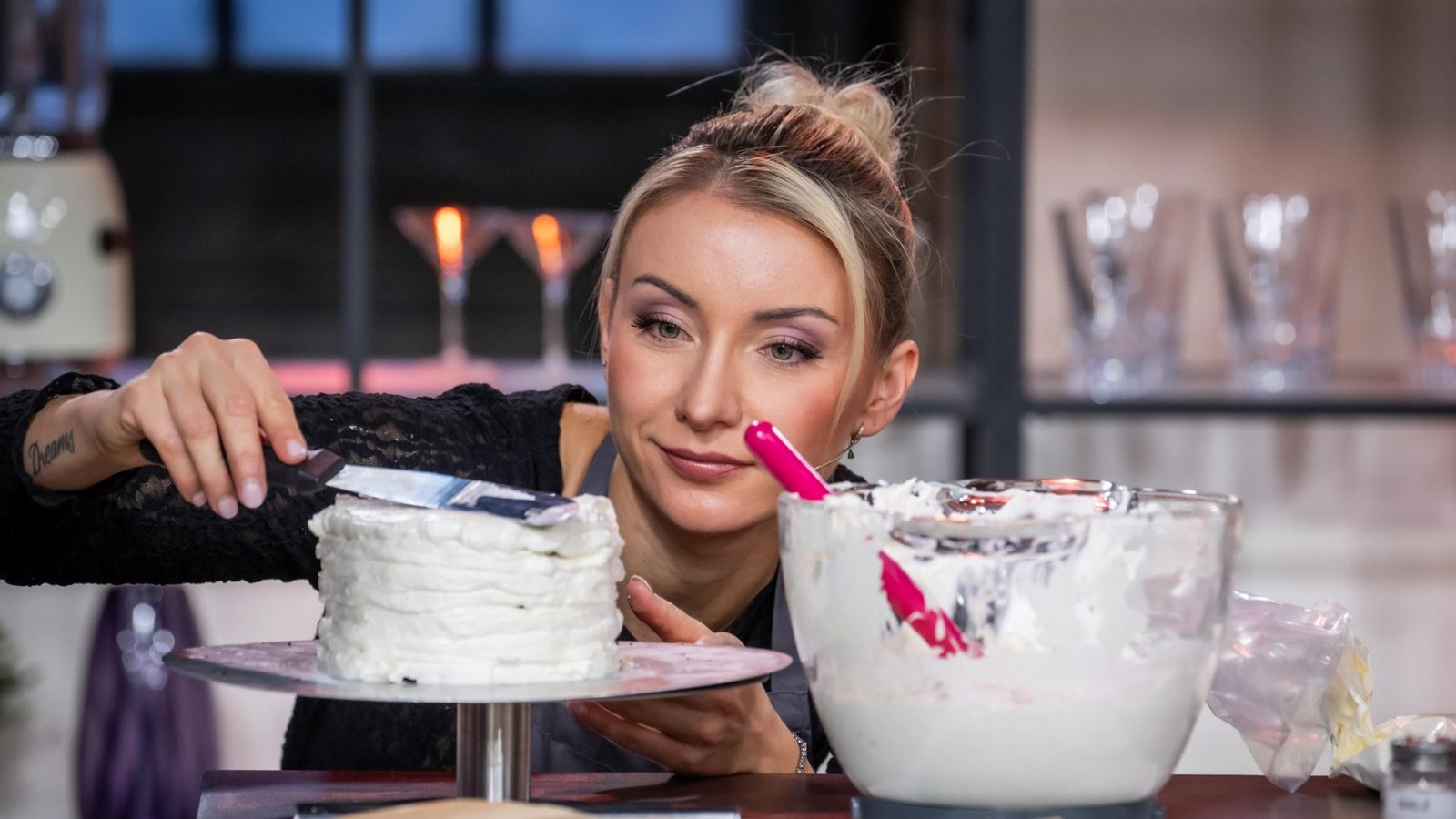 Anna-Carina Woitschack arbeitet an ihrer 3D-Torte (Bild aus Folge 4).Foto: Joyn / Claudius Pflug Anna-Carina Woitschack arbeitet an ihrer 3D-Torte (Bild aus Folge 4).Foto: Joyn / Claudius Pflug