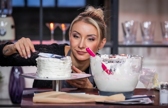 Anna-Carina Woitschack arbeitet an ihrer 3D-Torte (Bild aus Folge 4).<span class='image-autor'>Foto: Joyn / Claudius Pflug</span>