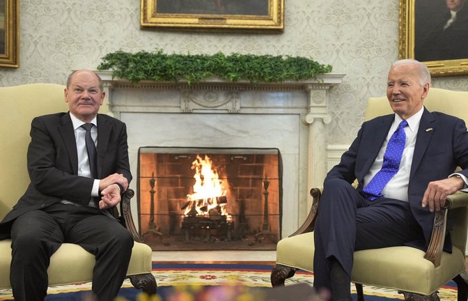 Bundeskanzler Olaf Scholz (links) und US-Präsident Joe Biden sind beide zweifellos demokratisch gewählt, aber nach ganz unterschiedlichen Systemen.<span class='image-autor'>Foto: dpa/Michael Kappeler</span>