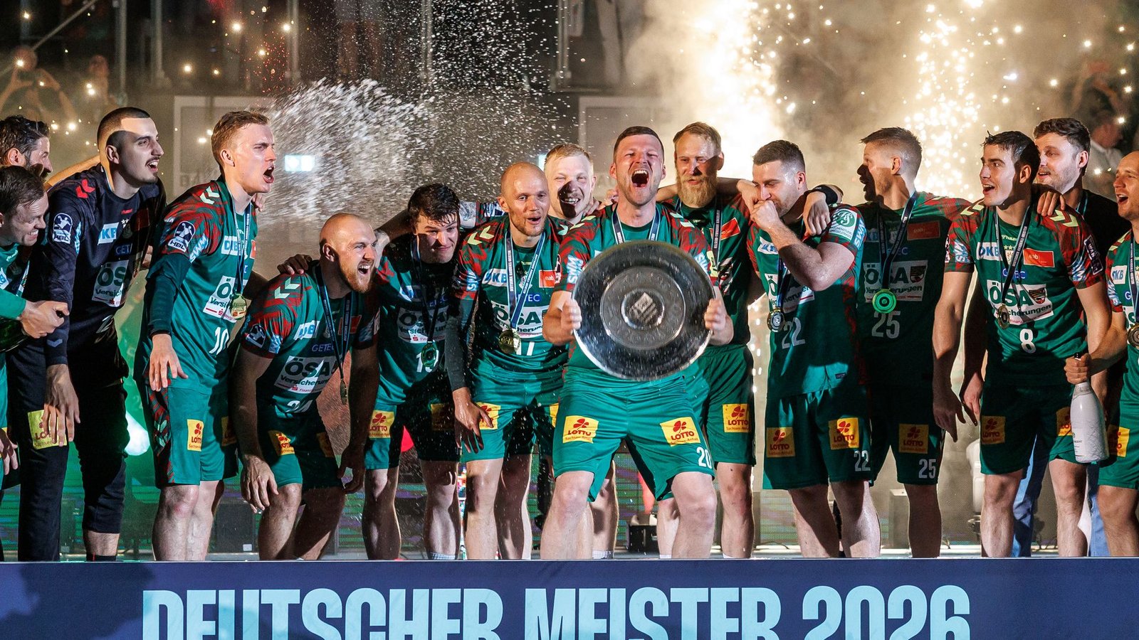 Die Magdeburger Mannschaft feiert den Meisterschaftstitel der Handball-Bundesliga.Foto: Andreas Gora/dpa Die Magdeburger Mannschaft feiert den Meisterschaftstitel der Handball-Bundesliga.Foto: Andreas Gora/dpa