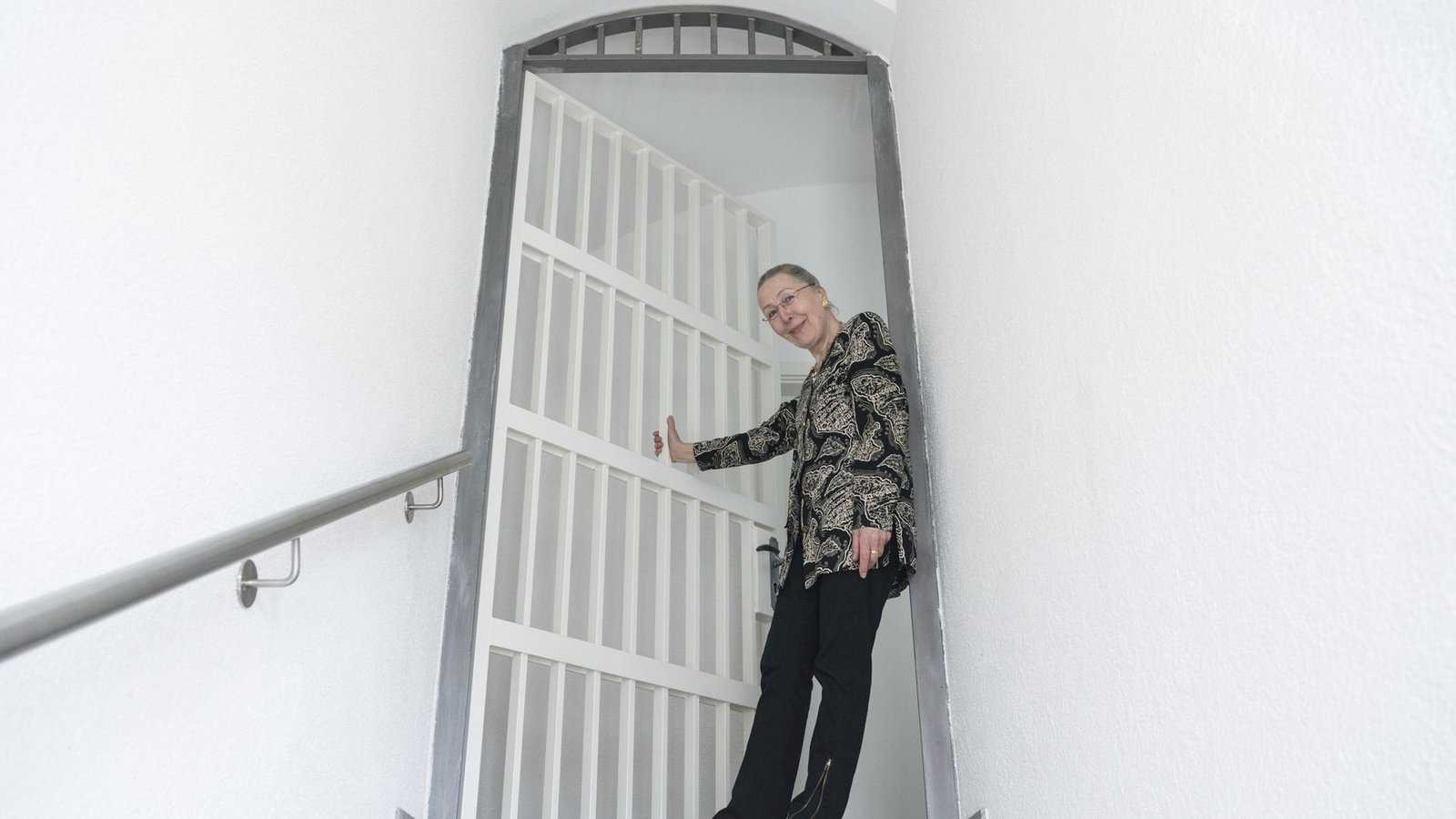Christel El-Haj in ihrem Zuhause. Die Gittertüren zwischen den Stockwerken erinnern an die Vergangenheit des mächtigen Gebäudes. Der Denkmalschutz hat viele Ideen verhindert, nicht aber „den Tempel“ im Dachgeschoss.Foto: Andy Reiner