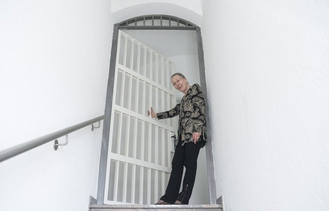 Christel El-Haj in ihrem Zuhause. Die Gittertüren zwischen den Stockwerken erinnern an die Vergangenheit des mächtigen Gebäudes. Der Denkmalschutz hat viele Ideen verhindert, nicht aber „den Tempel“ im Dachgeschoss.<span class='image-autor'>Foto: Andy Reiner</span>