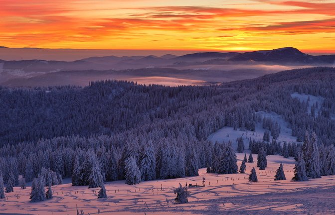 Blick vom Gipfel des Feldbergs Schwarzwald auf die untergehende Abendsonne.<span class='image-autor'>Foto: Imago/onw-images</span>