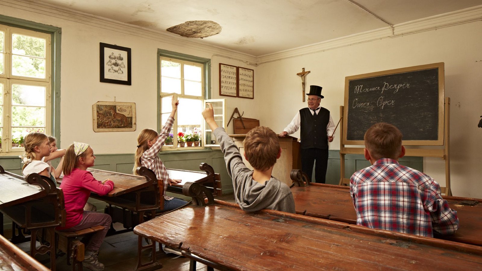 Ausprobieren erwünscht: Kinder spielen Lernen, wie es ihre Ur-Ur-Großeltern getan haben.Foto: Freilichtmuseum Neuhausen ob Eck