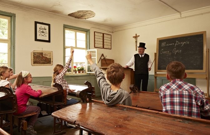 Ausprobieren erwünscht: Kinder spielen Lernen, wie es ihre Ur-Ur-Großeltern getan haben.<span class='image-autor'>Foto: Freilichtmuseum Neuhausen ob Eck</span>