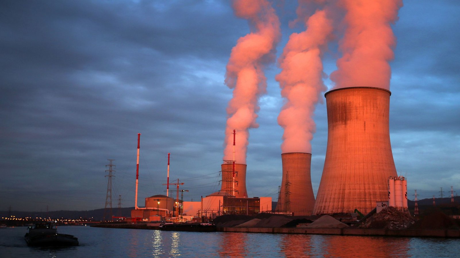 Das Atomkraftwerk Tihange liegt etwa 60 Kilometer von Aachen in Nordrhein-Westfalen entfernt.Foto: Oliver Berg/dpa
