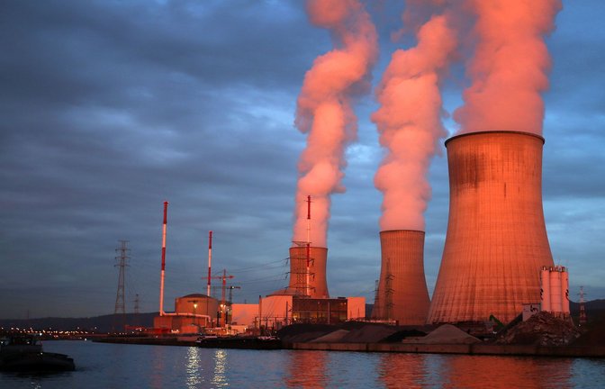 Das Atomkraftwerk Tihange liegt etwa 60 Kilometer von Aachen in Nordrhein-Westfalen entfernt.<span class='image-autor'>Foto: Oliver Berg/dpa</span>
