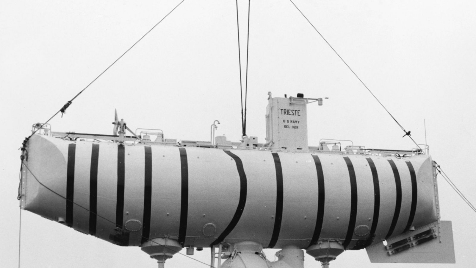 10.928 Meter: Lange Zeit hielten Jacques Piccard und Don Walsh mit dem Tauchboot „Trieste“ den Rekord. Am 23. Januar 1960 schafften sie es, 10912 Meter tief zu tauchen.Foto: Wikipedia commons/US. Navy 10.928 Meter: Lange Zeit hielten Jacques Piccard und Don Walsh mit dem Tauchboot „Trieste“ den Rekord. Am 23. Januar 1960 schafften sie es, 10912 Meter tief zu tauchen.Foto: Wikipedia commons/US. Navy
