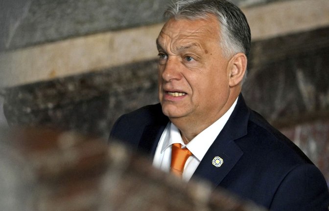 Ungarns Regierungschef Viktor Orban verpasst den Start des EU-Gipfels – wohl nicht ganz unabsichtlich.<span class='image-autor'>Foto: Nicolas Tucat/Pool AFP/dpa</span>