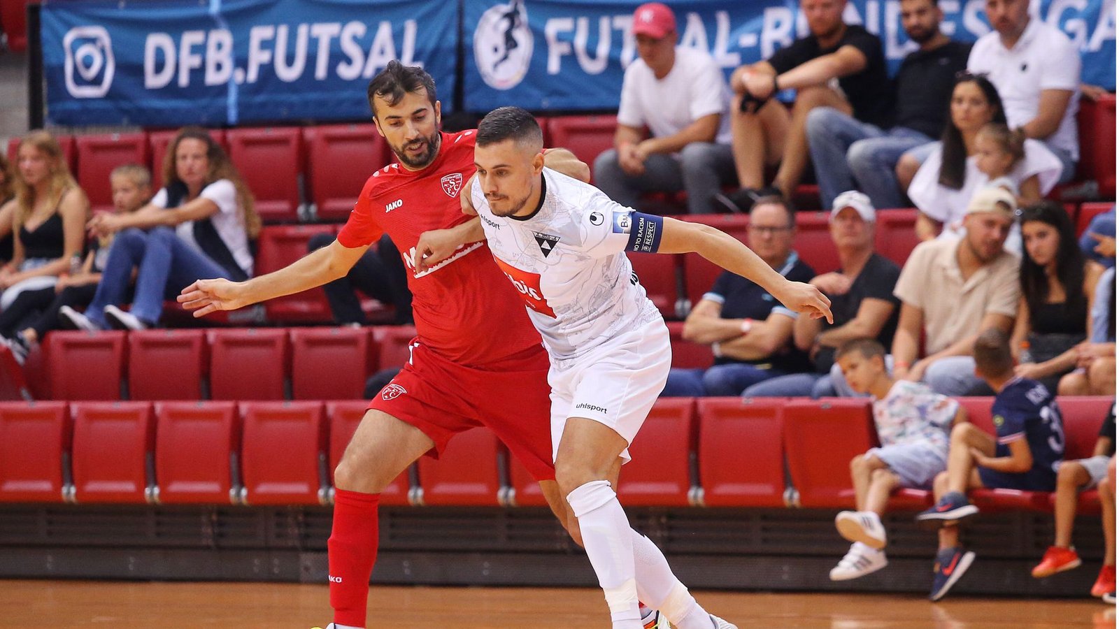 Fand Atakisiyev  (li.) vom Stuttgarter Futsal Club (Stuttgart) im Duell mit Weilimdorfs  Josip Cacic.Foto: Baumann