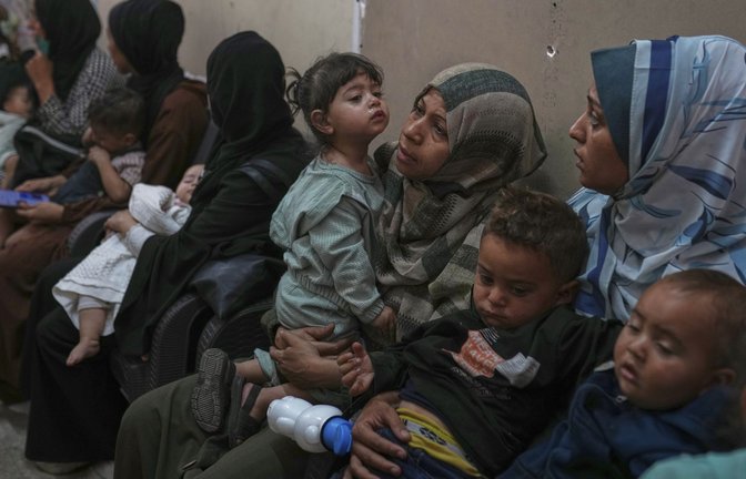 Palästinenserinnen warten mit ihren Kindern auf medizinische Versorgung in einer überfüllten Klinik in der Stadt Gaza (Archivfoto).<span class='image-autor'>Foto: Jehad Alshrafi/AP/dpa</span>