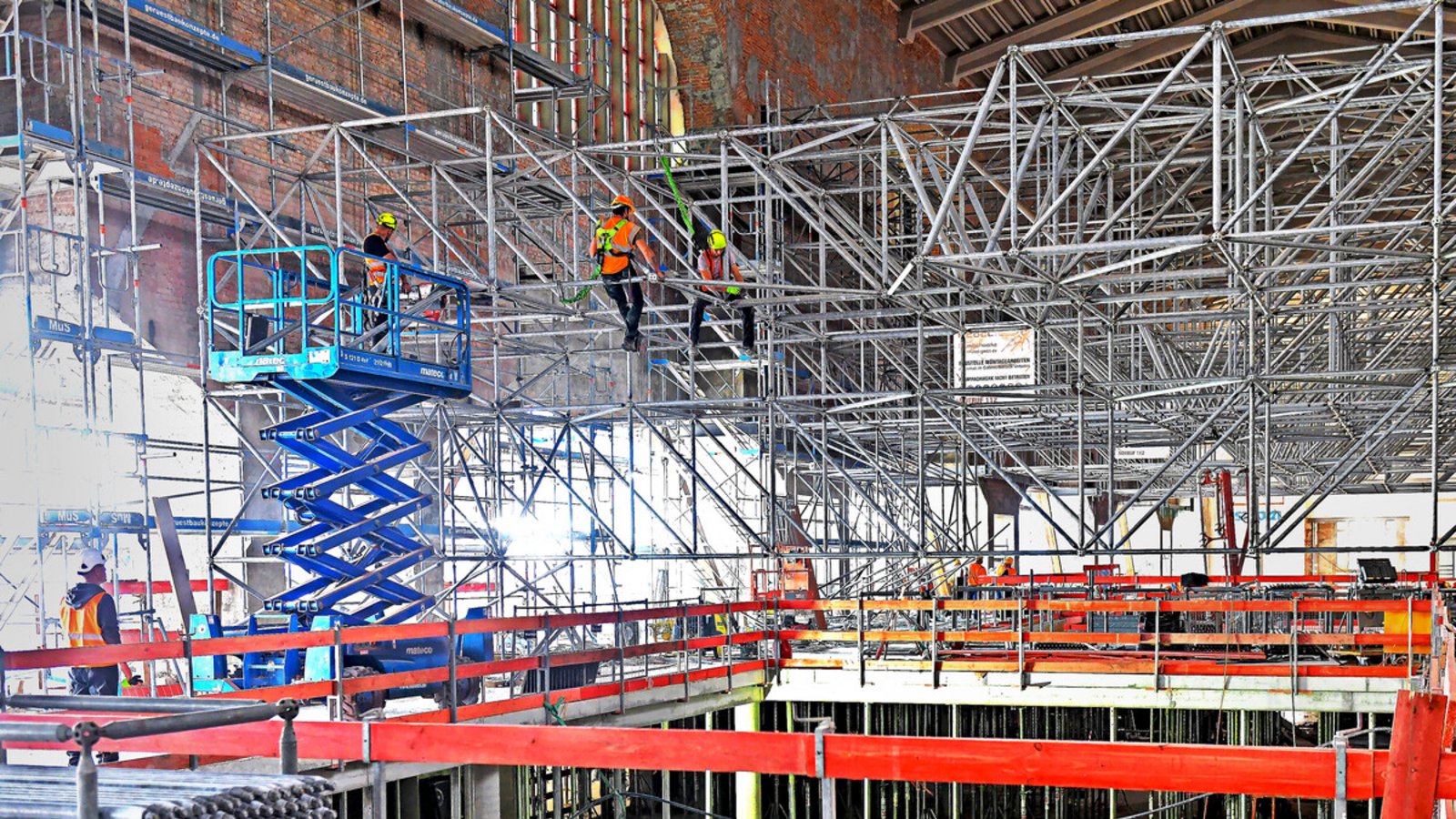 Noch haben die Bauarbeiter im Bahnhofsgebäude das Sagen.Foto: Lichtgut/Max Kovalenko Noch haben die Bauarbeiter im Bahnhofsgebäude das Sagen.Foto: Lichtgut/Max Kovalenko