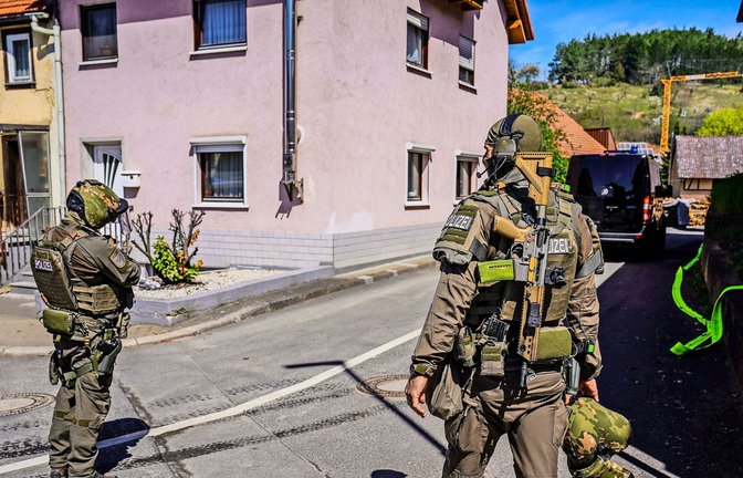 Polizisten des Spezialeinsatzkommandos Baden-Württemberg bei der Festnahme eines Reichsbürgers in Boxberg-Bobstadt 2022: schwer kontrollierbare Entwicklungen.<span class='image-autor'>Foto: SDMG</span>