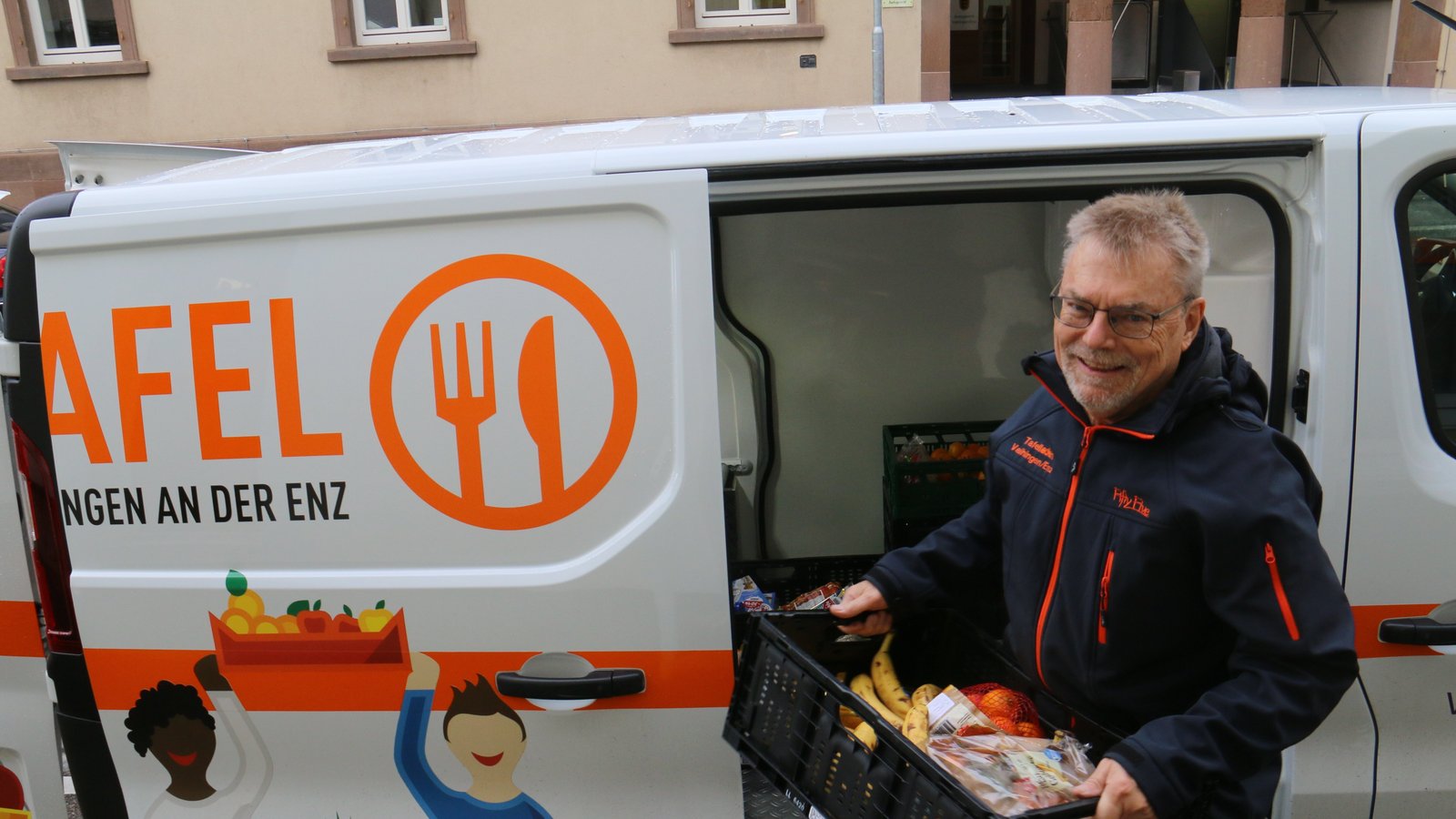 Der ehrenamtliche Tafelfahrer Ulrich Gerstung lädt Lebensmittel aus. 	Fotos: Rücker