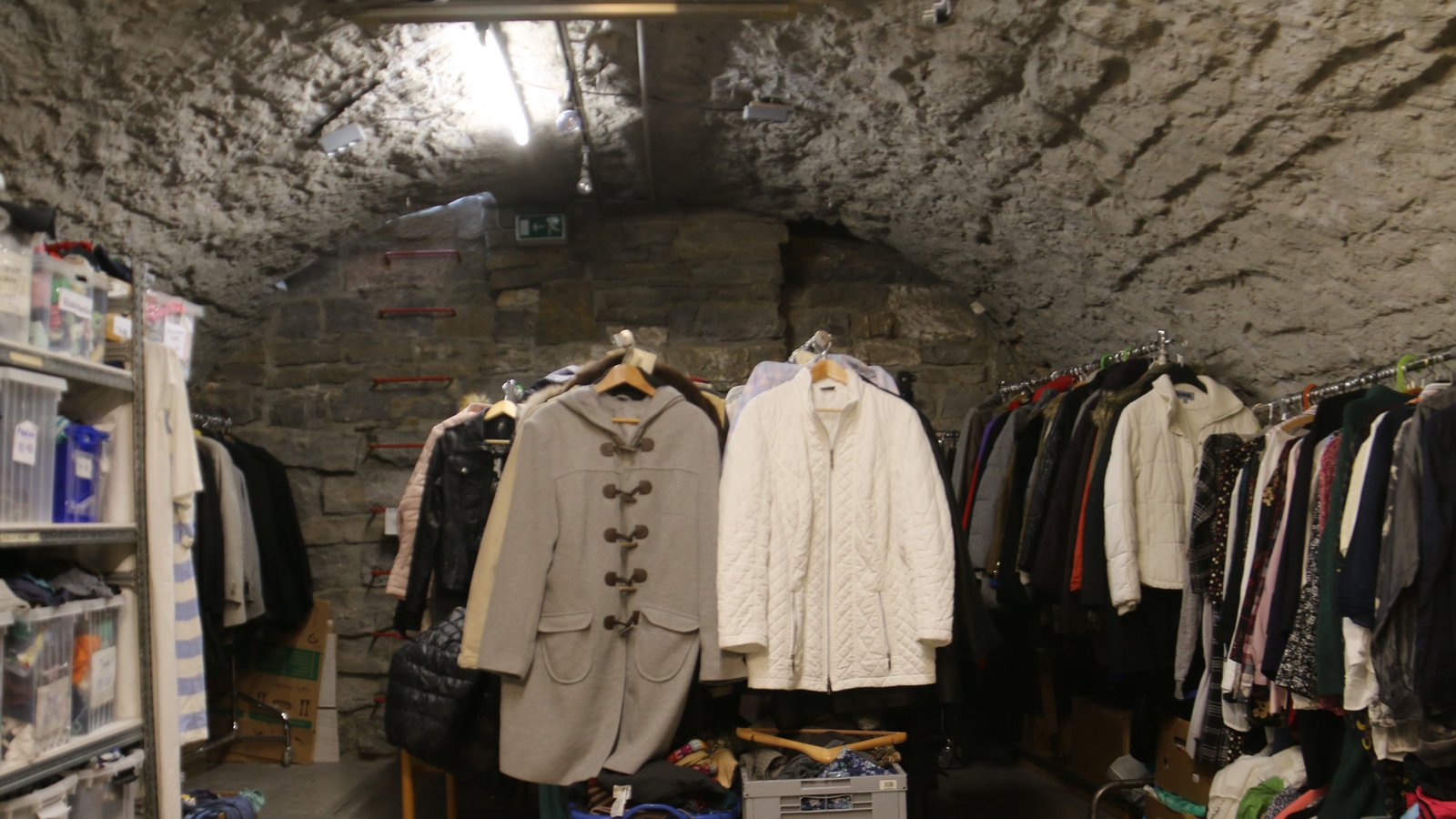 Blick in den Kleiderkeller der Bezirksstelle.