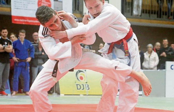 Karl Bschlangaul (links) setzt gegen Richard Eisel im DM-Finale zur Wurftechnik Tai Otoshi an. Foto: privat