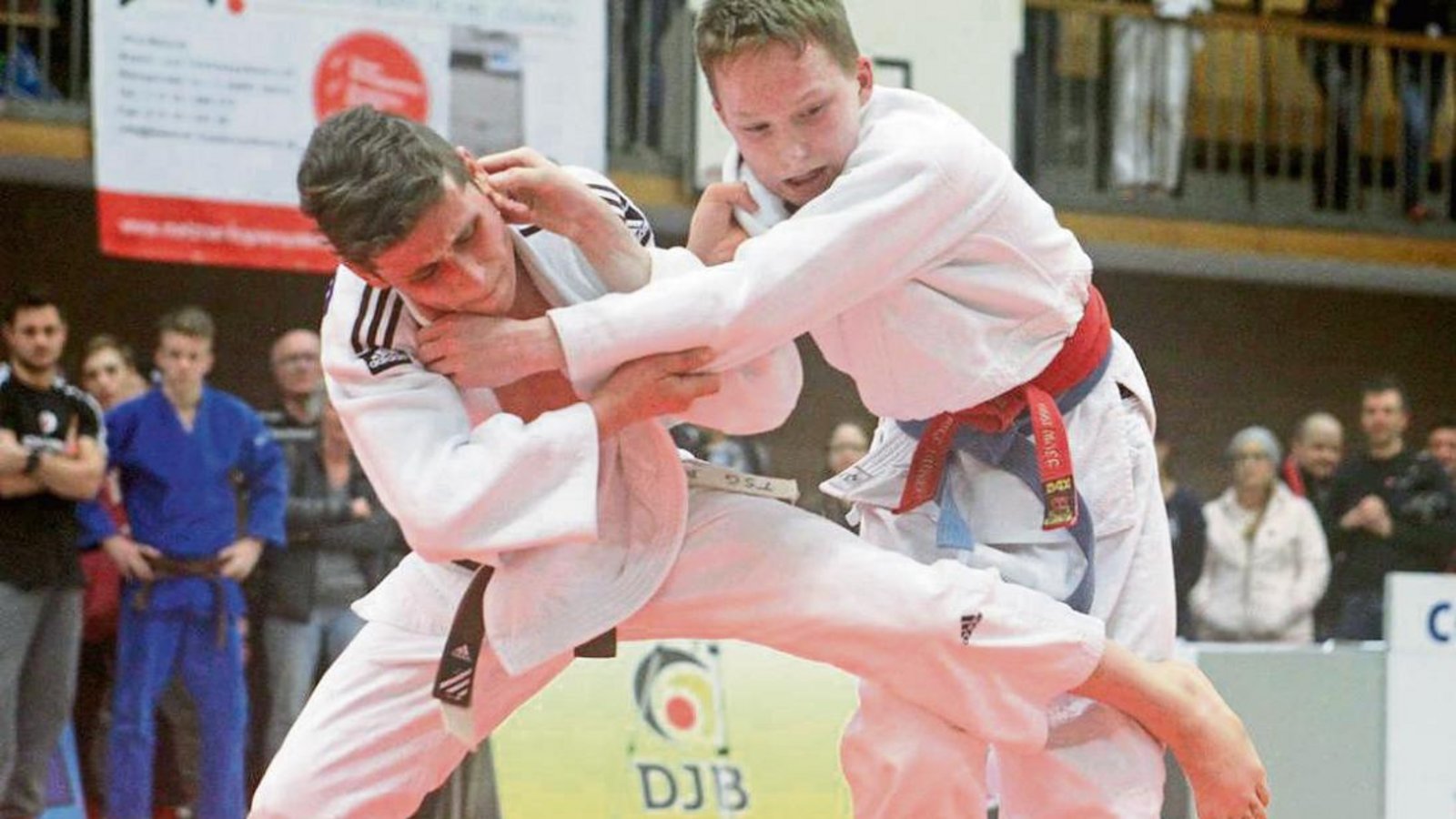Karl Bschlangaul (links) setzt gegen Richard Eisel im DM-Finale zur Wurftechnik Tai Otoshi an. Foto: privat Karl Bschlangaul (links) setzt gegen Richard Eisel im DM-Finale zur Wurftechnik Tai Otoshi an. Foto: privat
