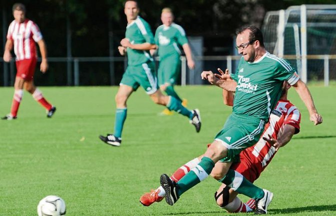 Nicht zu stoppen, auch nicht vom Wiernsheimer Levent Köksal, war in der Regel der Iptinger Marc Nowotny (vorne).  Foto: Leitner