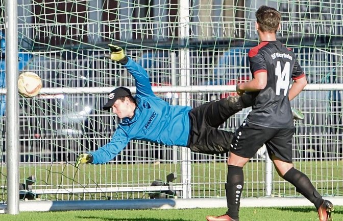 Horrheims Torwart Nikolas Arndt kann sich noch so lang machen. Der Ball schlägt hinter ihm zum 3:1 der SGM Roßwag/Mühlhausen ein. Foto: Leitner