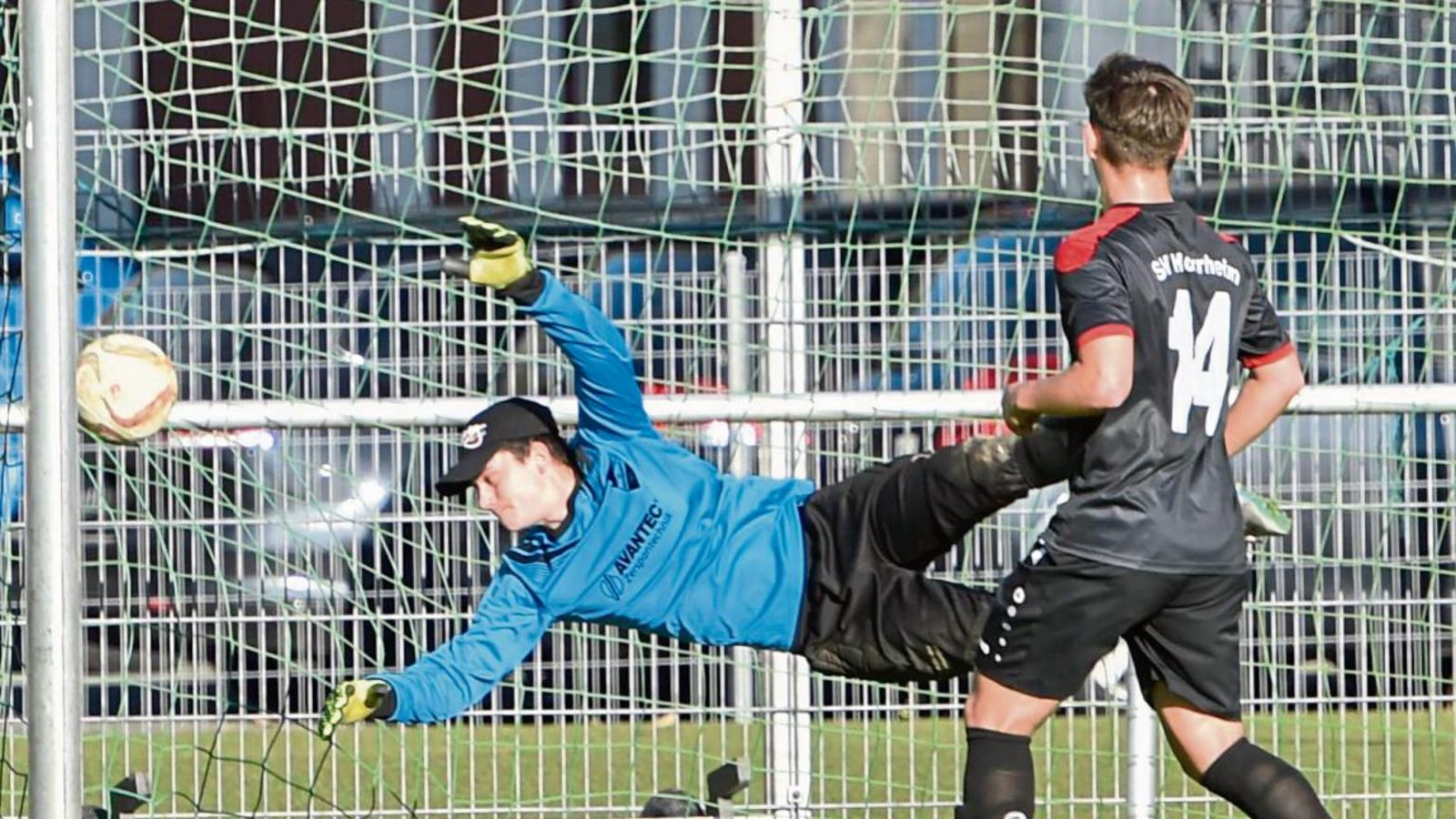 Horrheims Torwart Nikolas Arndt kann sich noch so lang machen. Der Ball schlägt hinter ihm zum 3:1 der SGM Roßwag/Mühlhausen ein. Foto: Leitner