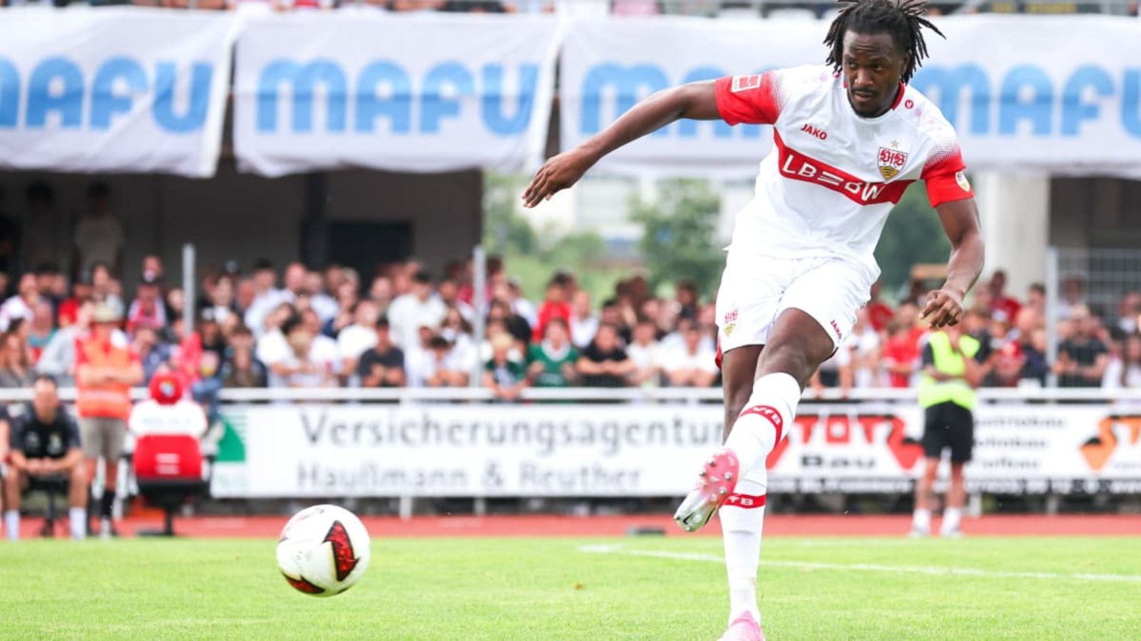 Beim Testspiel in Balingen führte Dan-Axel Zagadou das Team des VfB Stuttgart als Kapitän aufs Feld.Baumann/Alexander Keppler Beim Testspiel in Balingen führte Dan-Axel Zagadou das Team des VfB Stuttgart als Kapitän aufs Feld.Baumann/Alexander Keppler