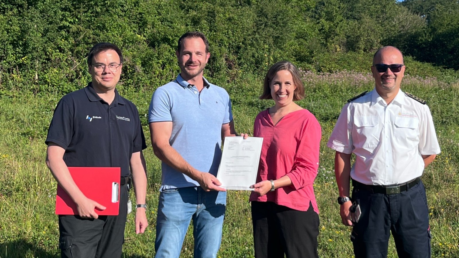 Bei der Übergabe dabei (von links): Thomas Seemann, Thomas Maag Dr. Hilde Neidhardt und Carsten Sorg. Foto: Enzkreis/Hanna Münzinger Bei der Übergabe dabei (von links): Thomas Seemann, Thomas Maag Dr. Hilde Neidhardt und Carsten Sorg. Foto: Enzkreis/Hanna Münzinger