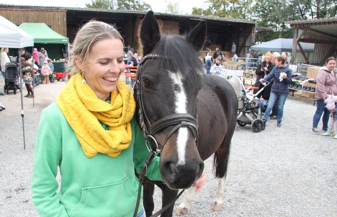 Sabine Schülke mit dem vierbeinigen Publikumsliebling Dundee.  <span class='image-autor'>Fotos: Banholzer</span>