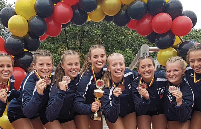Haben sich mit DM-Bronze für ihre Leistungen in Berlin belohnt: die U-16-Faustballerinnen des TV Vaihingen mit (von links) Eva Winkler, Klara Kilpper, Ricarda Stübbe, Lea Schmidt, Lena Schiller, Lisa Knodel, Lisa Burger und Leoni Modenese Foto: privat