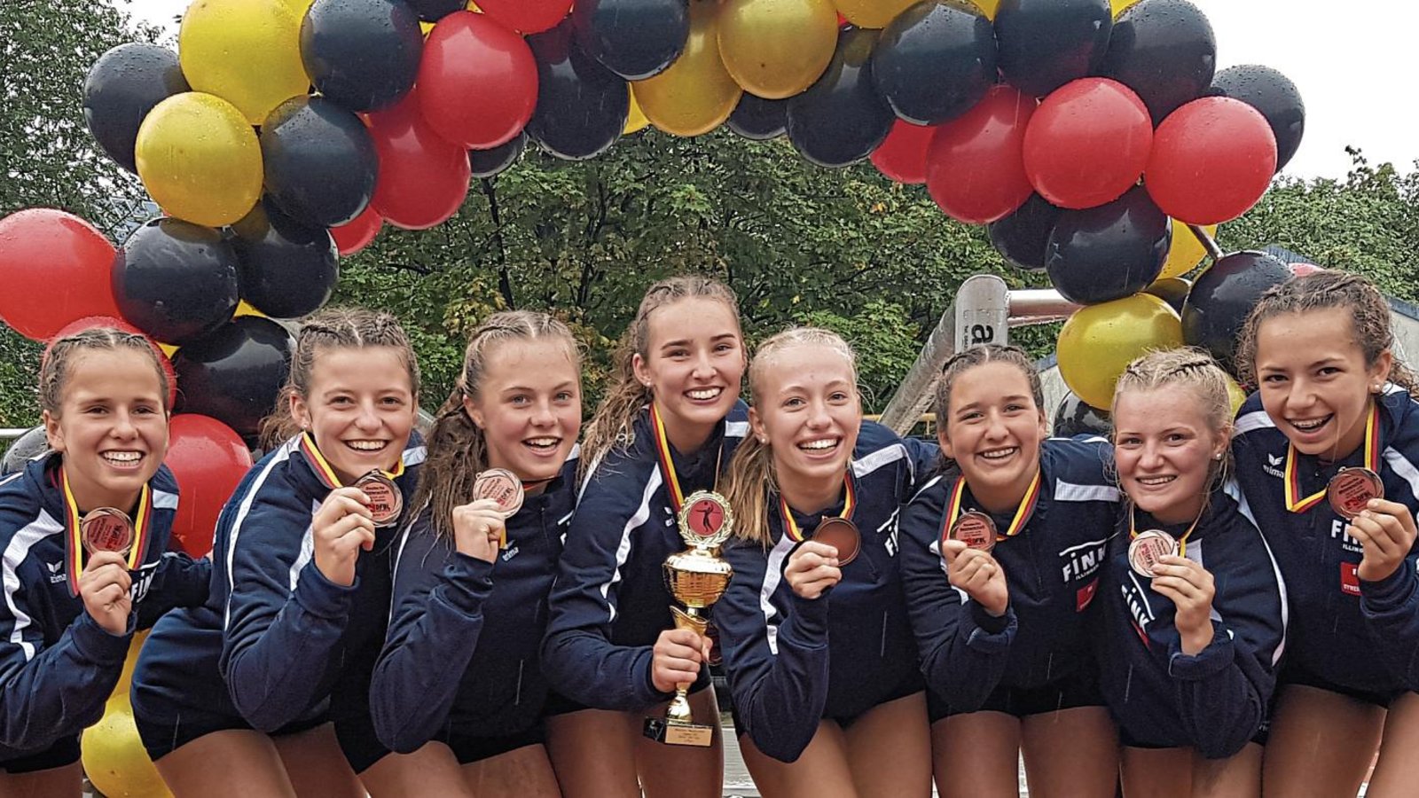 Haben sich mit DM-Bronze für ihre Leistungen in Berlin belohnt: die U-16-Faustballerinnen des TV Vaihingen mit (von links) Eva Winkler, Klara Kilpper, Ricarda Stübbe, Lea Schmidt, Lena Schiller, Lisa Knodel, Lisa Burger und Leoni Modenese Foto: privat Haben sich mit DM-Bronze für ihre Leistungen in Berlin belohnt: die U-16-Faustballerinnen des TV Vaihingen mit (von links) Eva Winkler, Klara Kilpper, Ricarda Stübbe, Lea Schmidt, Lena Schiller, Lisa Knodel, Lisa Burger und Leoni Modenese Foto: privat