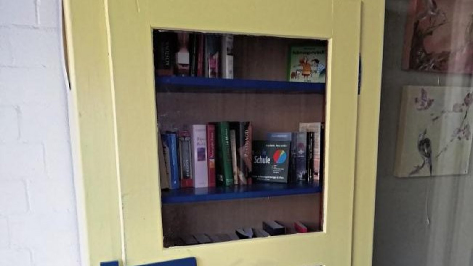 „Der neue Bücherschrank in Riet – frisch gestrichen in den Rieter Farben Blau und Gelb – wird schon rege genutzt“, schreibt Jutta Schmid von der Verwaltungsstelle zu ihrem Bild. „Der neue Bücherschrank in Riet – frisch gestrichen in den Rieter Farben Blau und Gelb – wird schon rege genutzt“, schreibt Jutta Schmid von der Verwaltungsstelle zu ihrem Bild.